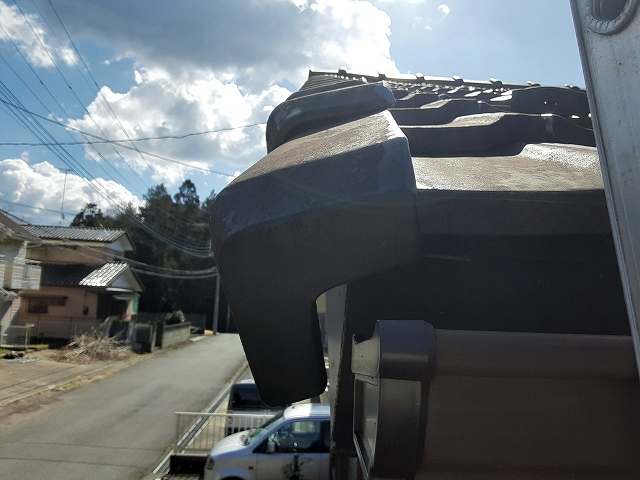 ケラバ瓦が傾いている